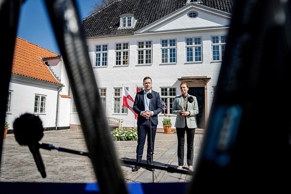 2025年4月27日,丹麦孔根斯林比,丹麦首相弗雷德里克森(右)与格陵兰岛自治政府总理尼尔森接受采访。视觉中国