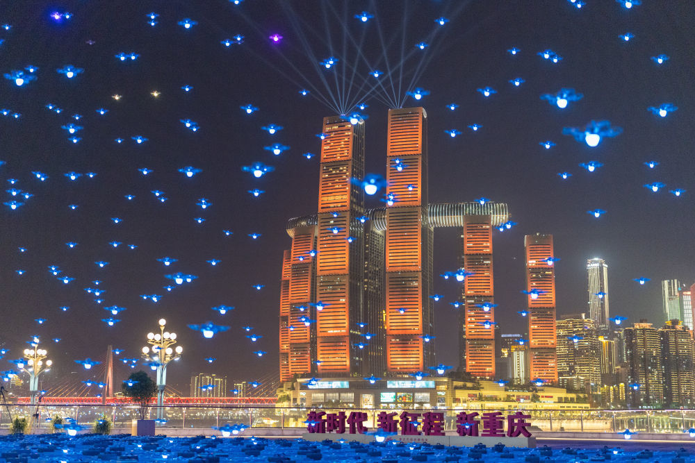 在重庆市南岸区,无人机升空执行“魅力重庆”常态化无人机灯光秀表演(2025年5月2日摄)。 “十四五”期间,各式各样的航空器为人们完成物流运输、文旅观光、植保巡检、消防救援等多种任务,推动低空经济从蓄势“起飞”到加速“腾飞”。