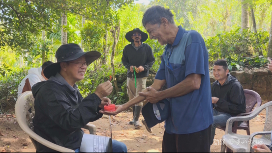 Gamini给金林红团队送糖