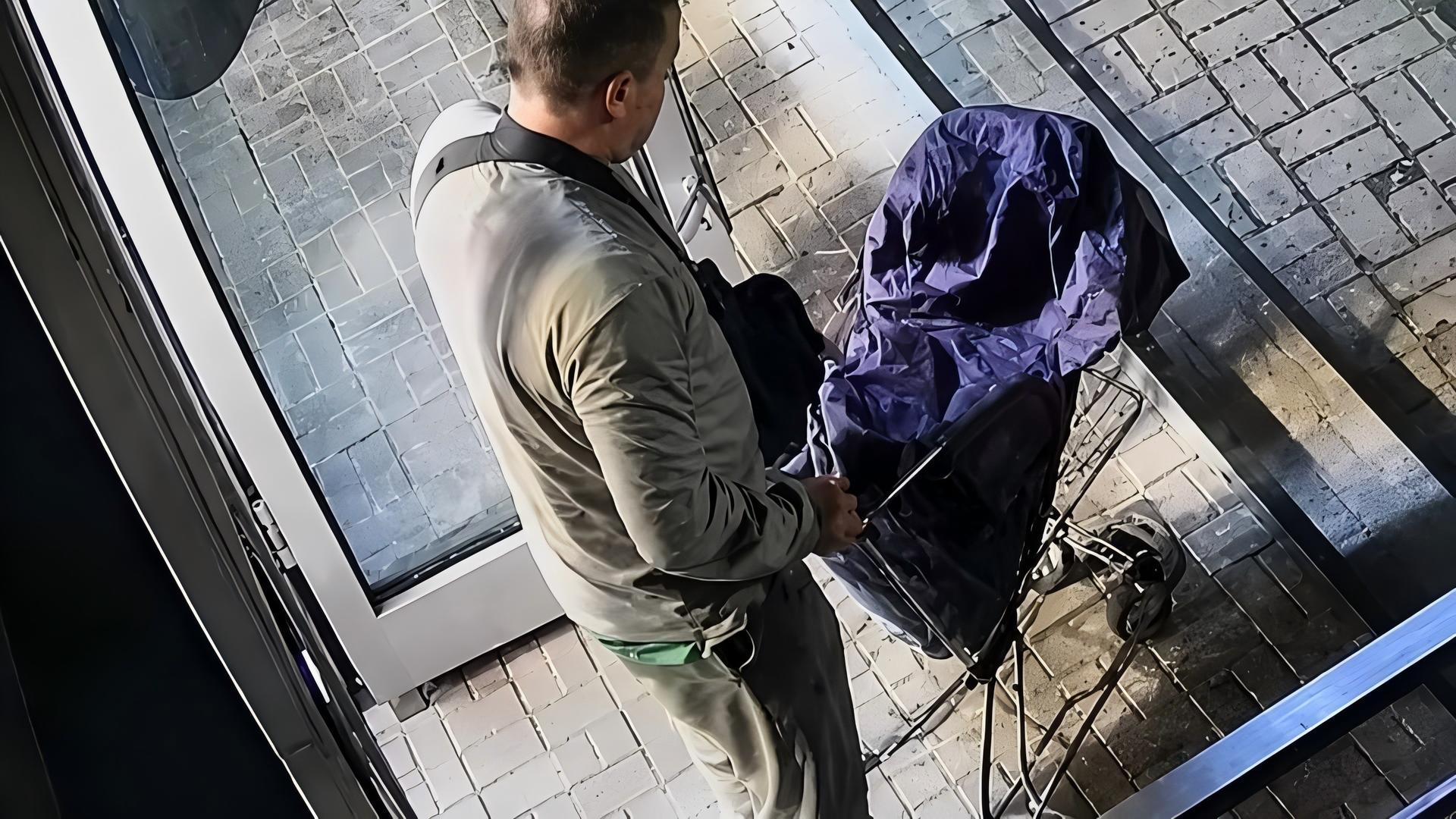 ▲监控录像显示，帕维尔从公寓中用手推车运出装有不明物品的手提袋