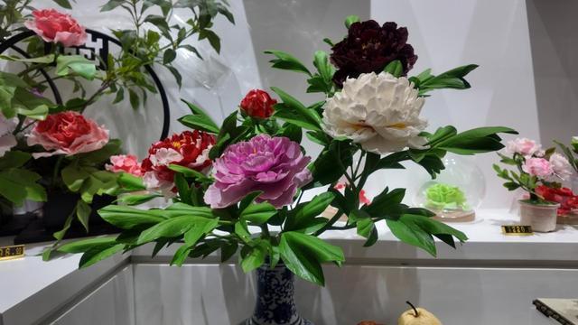 图为尧舜牡丹产业园内展示的牡丹面塑。