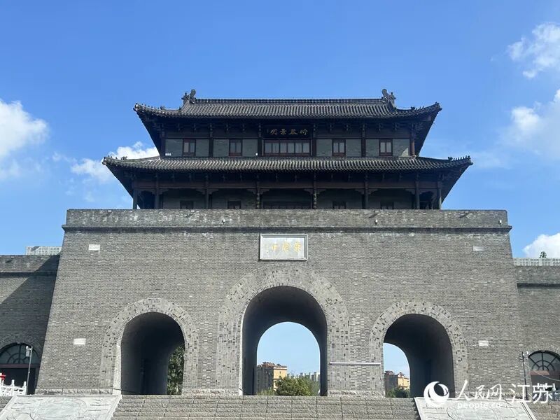 宿迁中运河西岸的东关口城楼。人民网记者 王丹丹摄