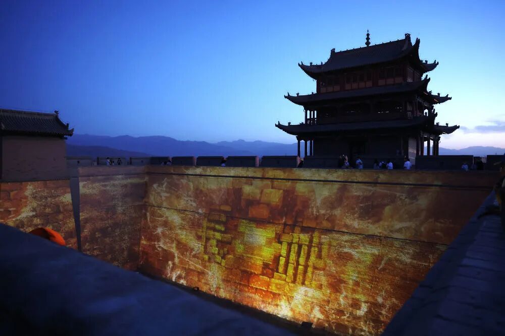 这是8月5日晚在嘉峪关关城拍摄的夜游灯光剧《天下嘉峪关》光影效果