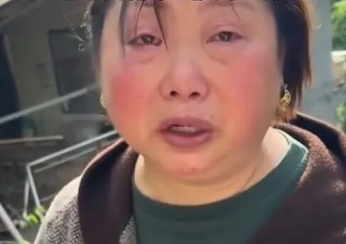 △近日，向金元因戴了“金耳环”引发部分网友网暴