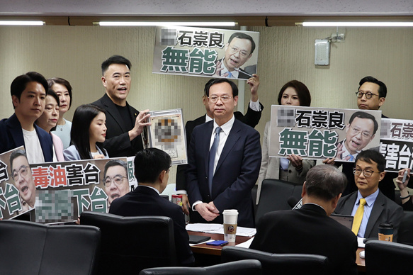 图注：台卫福部门负责人石崇良被国民党籍“立委”群起包围并当面围剿。