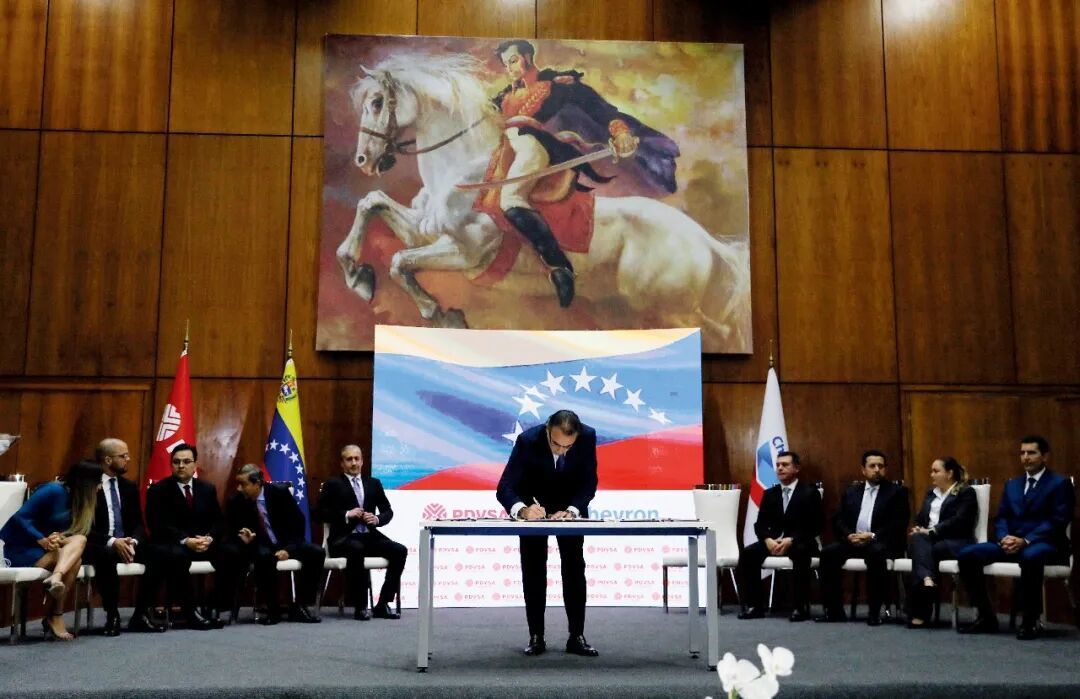 2022年12月2日,委内瑞拉首都加拉加斯,委内瑞拉政府与美国雪佛龙公司签署采油协议。图/IC
