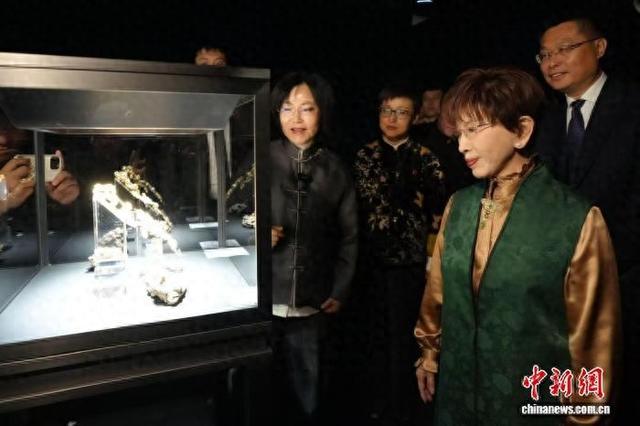 4月24日，“璀璨56——民族艺术珠宝展”在沪开幕。图为中国国民党前主席洪秀柱参观展览。中新网记者 张亨伟 摄