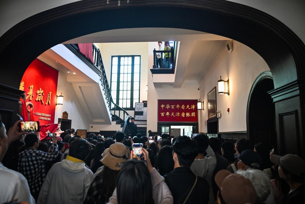 5月5日,游客在天津张园观看《津门往事》沉浸式演出。新华社记者 赵子硕 摄