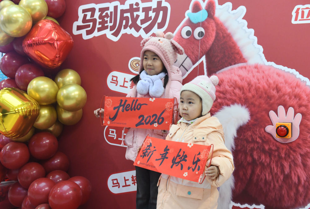 ⬆️1月25日,小朋友在河北省石家庄新乐市一家超市免费拍摄照片。新华社发(贾敏杰摄)