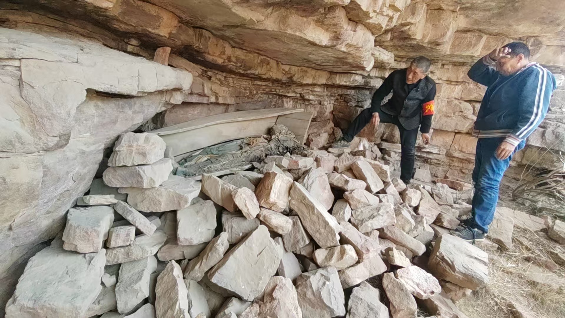 烈士尸骨位于崖壁石缝间 采访者供图