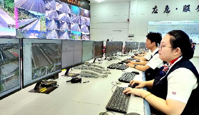 云梧高速监控中心工作人员24小时全天候实施监控高速交通情况