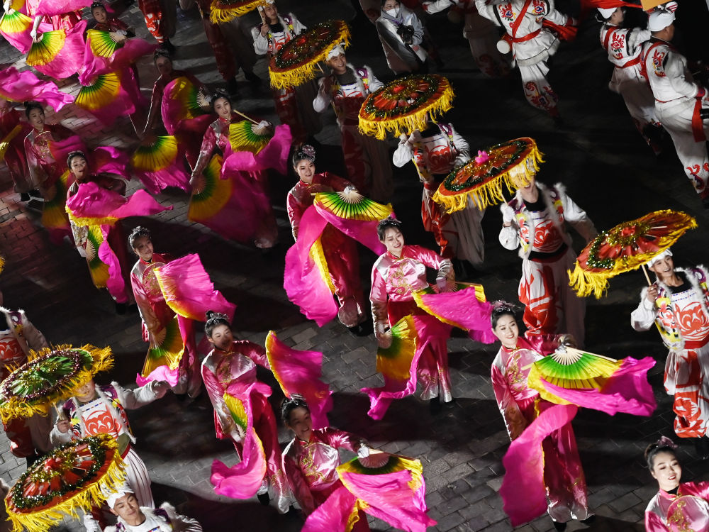 演员在榆林老街非遗大集开集仪式上表演秧歌腰鼓。（2023年2月17日摄） 新华社记者 邹竞一 摄