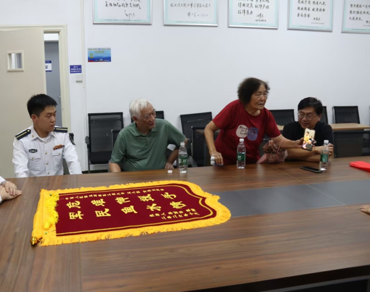 李丽华老人(右2)以及其家人座谈会【刘帅 摄】.jpg
