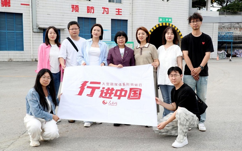 调研采访团在黄陵矿业一号煤矿。倪小红摄