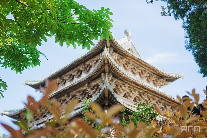 王屋山阳台宫内古建筑在晨光中更显古朴庄重,飞檐斗拱映照春日山色(央广网记者 张羲轮 摄)