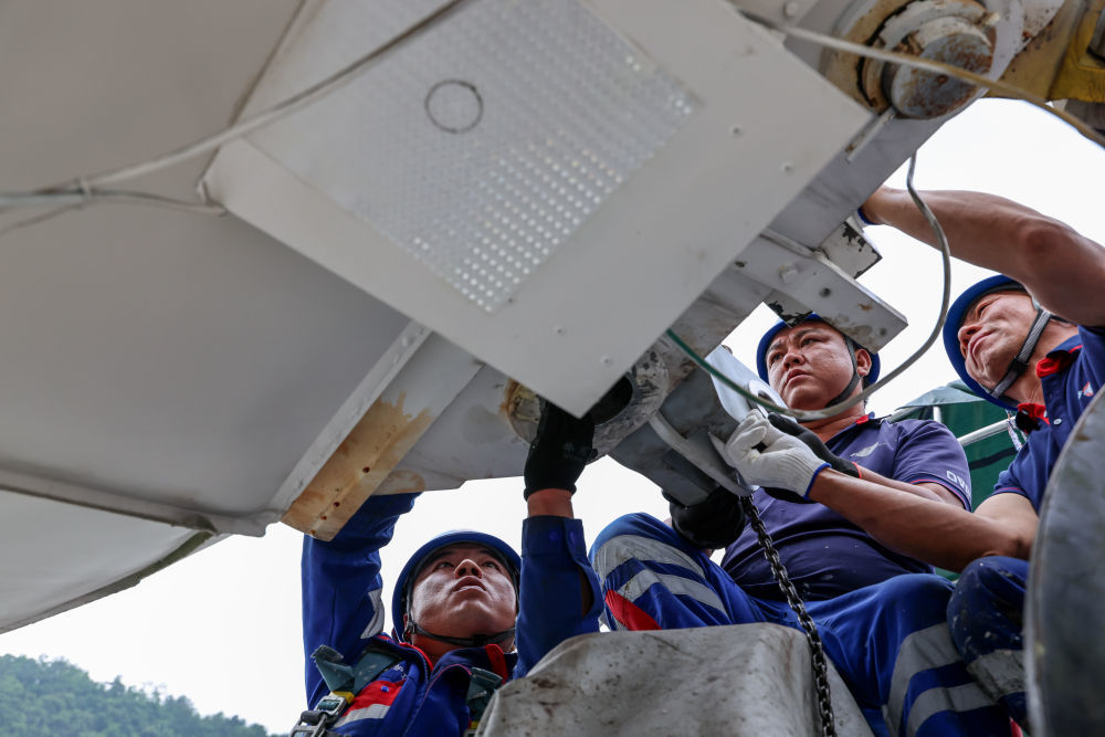 2026年5月7日,工作人员更换馈源舱的锚固接头。新华社记者欧东衢 摄