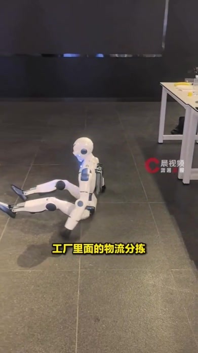 中南大学产学研新成果亮相：机器人回旋又踢又出拳秀平衡，未来可做物流分拣、家庭陪伴