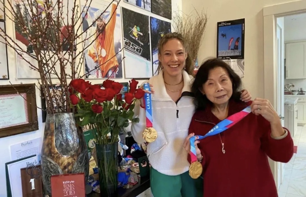 在谷爱凌的成长过程中,她总会把胜利的喜悦和外婆分享,而外婆也希望谷爱凌能够在每一件事情上都争第一。