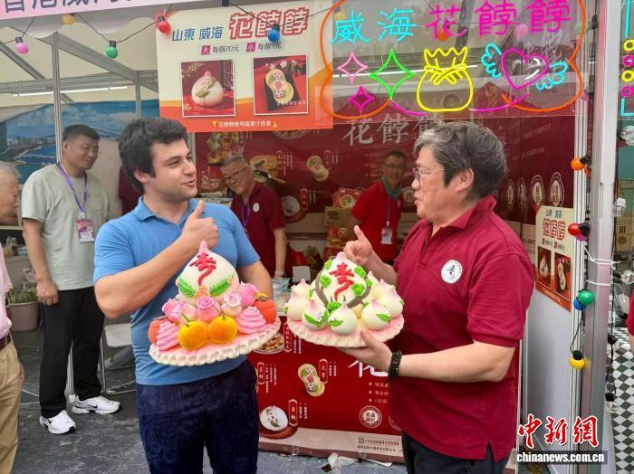 6月7日,第四届同乡社团家乡市集嘉年华现场,山东威海寓意吉祥的花饽饽凭借精巧的造型“出圈”,深受外籍人士喜爱。 中新社记者 戴小橦 摄
