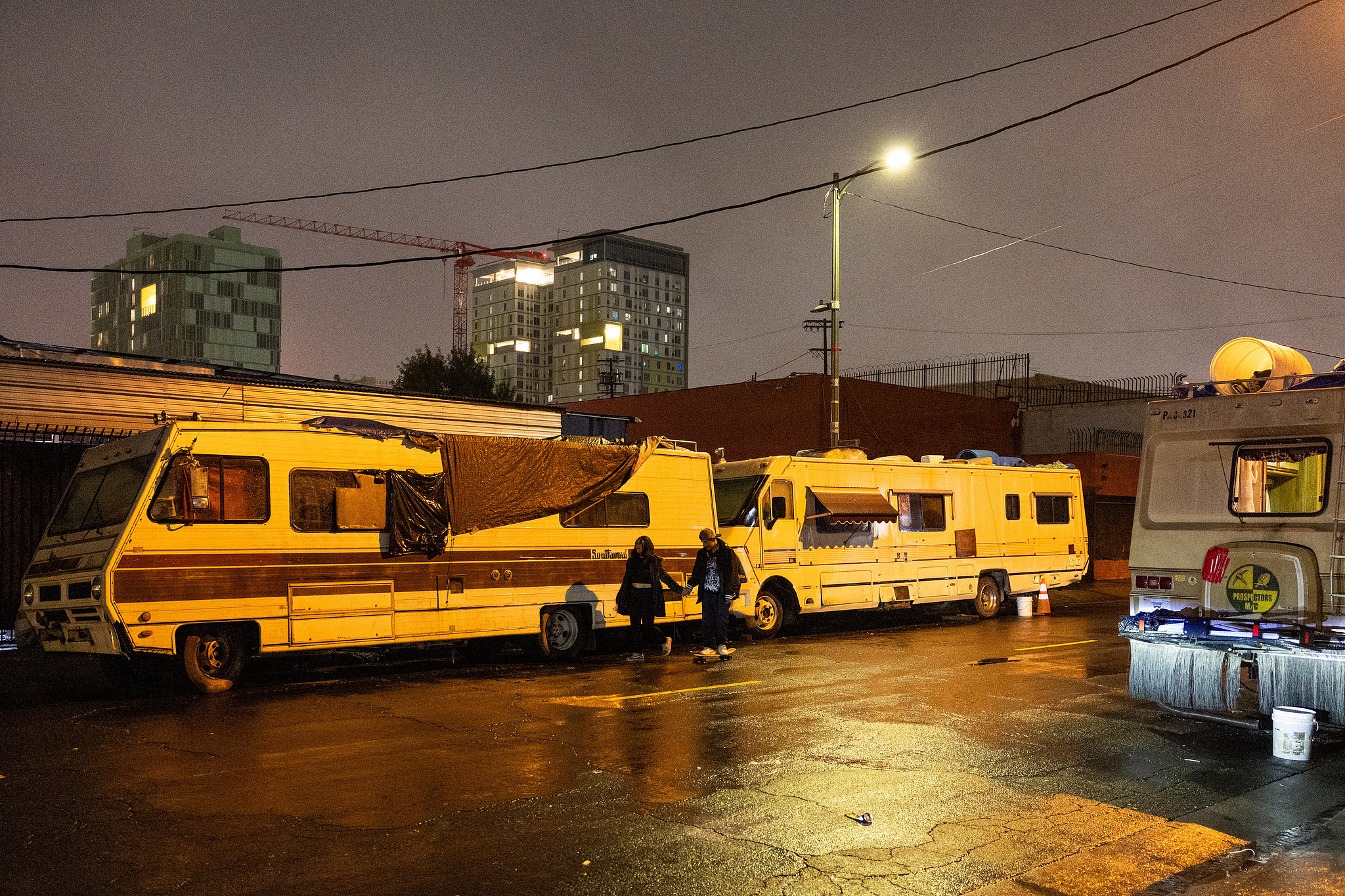 △当地时日,美国加州洛杉矶,无家可归者的房车