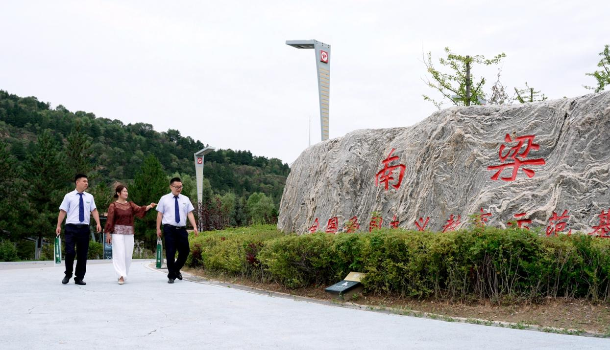 邮储银行华池县支行工作人员深入基层,访企问需。邮储银行甘肃省分行供图
