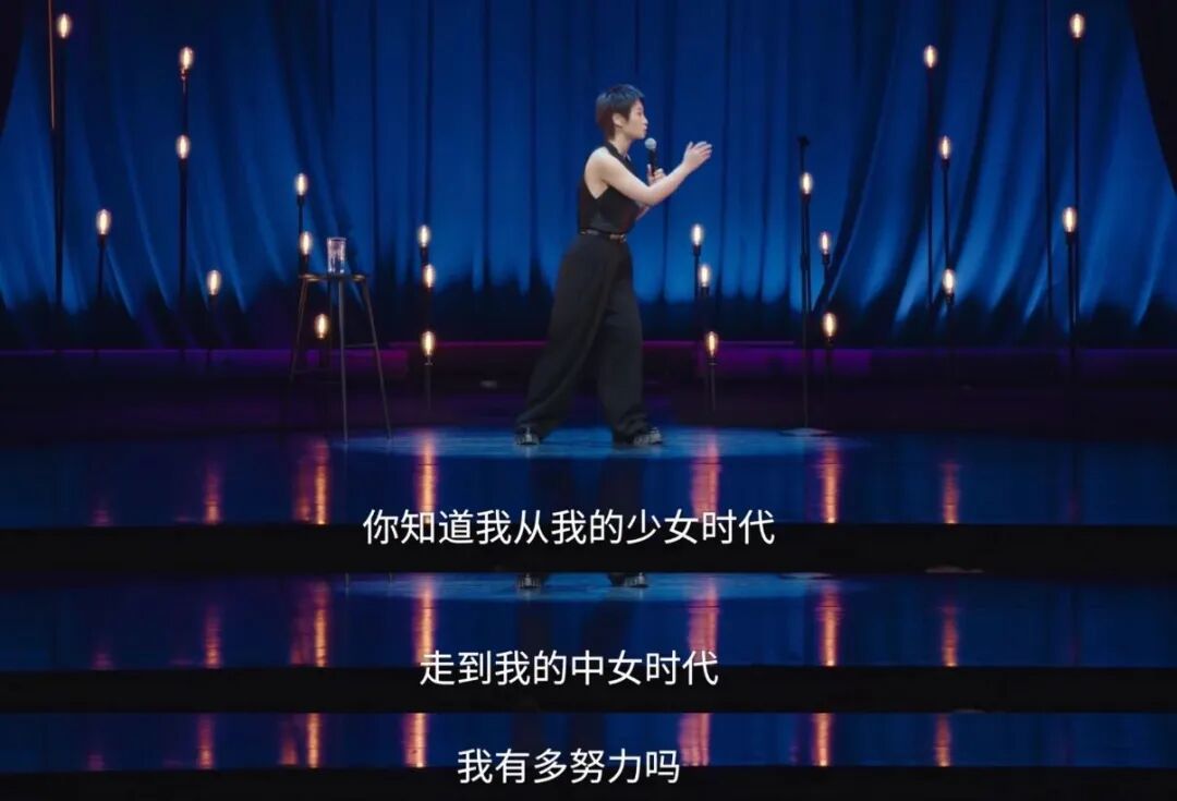 小鹿在脱口秀舞台上