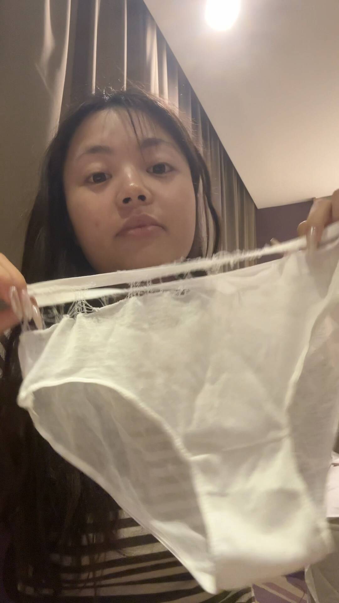 曾女士回酒店后穿一次性内裤半小时后坏了（受访者提供的视频截图）