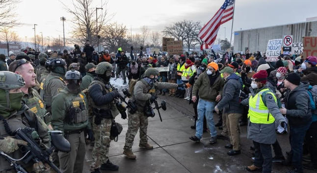 明尼阿波利斯市民与ICE官员对峙 社交媒体截图