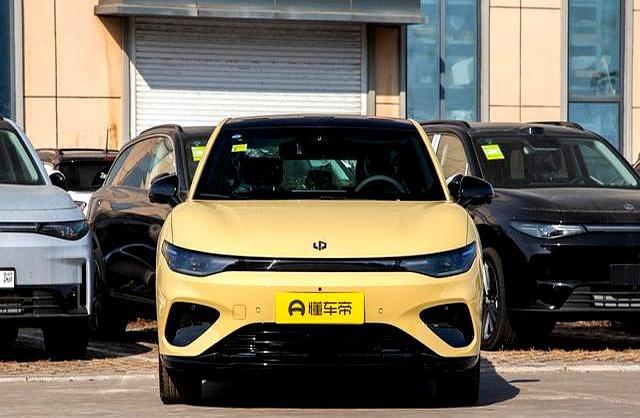 江阴街头堵车到寸步难行，细君坐后排说膝盖顶着前座-有驾