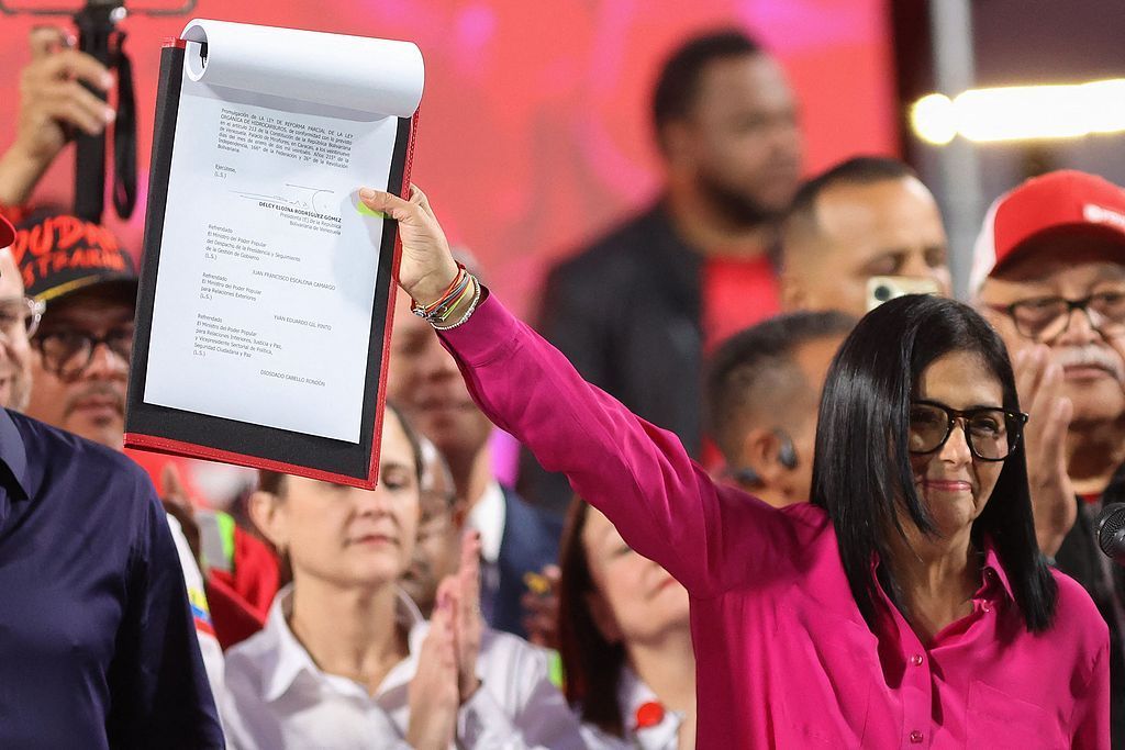 当地时间2026年1月29日,委内瑞拉加拉加斯,米拉弗洛雷斯宫外,委内瑞拉代总统德尔西·罗德里格斯手持《碳氢化合物有机法改革》文本。在委内瑞拉总统尼古拉斯·马杜罗被美国强行掳走后,委内瑞拉于1月29日通过了一项改革,向私人投资开放其国有石油部门,以安抚美国。视觉中国 图