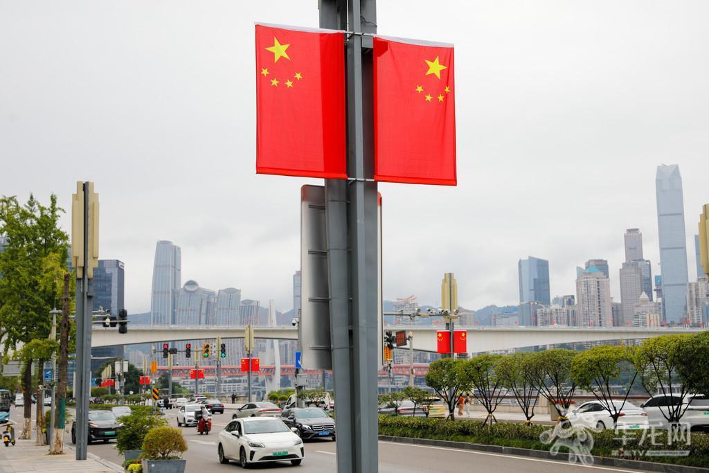 02——北滨一路沿线的国旗陆续正在悬挂中。