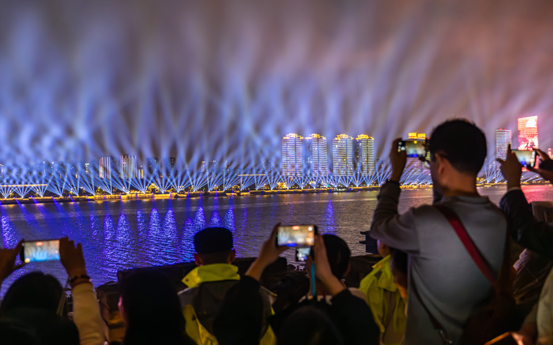 游客在襄阳古城观看夜景灯光秀。杨东摄