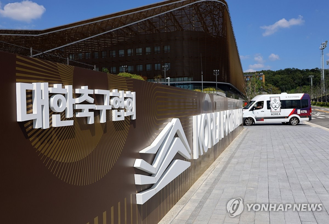 △8月6日，忠清南道天安市，韩国警方对韩国足协展开扣押搜查。（图源：韩联社）