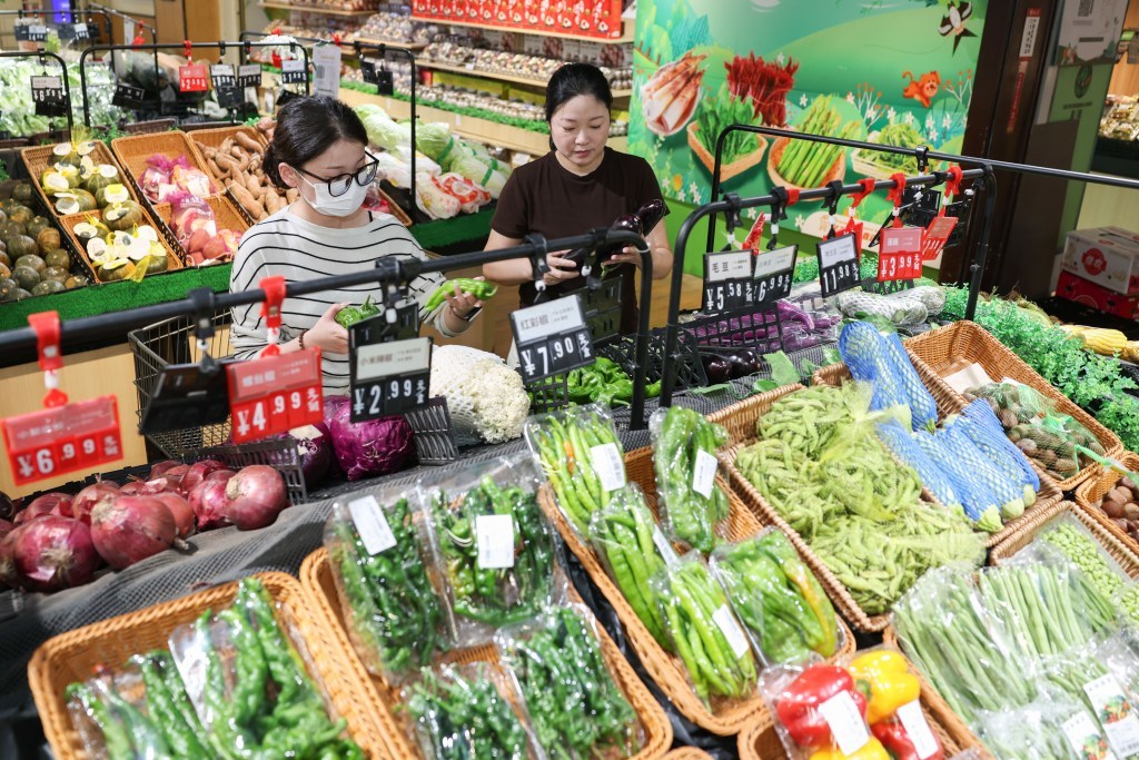 10月14日,消费者在江苏省连云港市赣榆区一家超市选购蔬菜。新华社图
