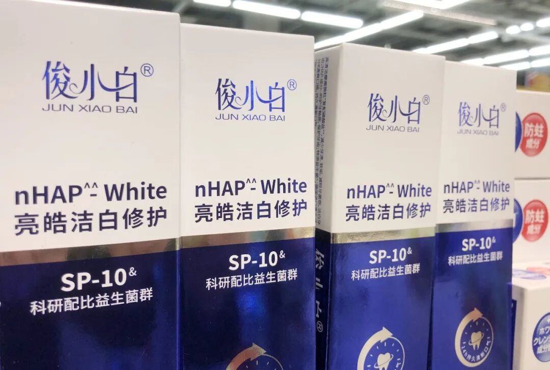 俊小白牙膏口腔护理产品商业零售专柜。图/视觉中国