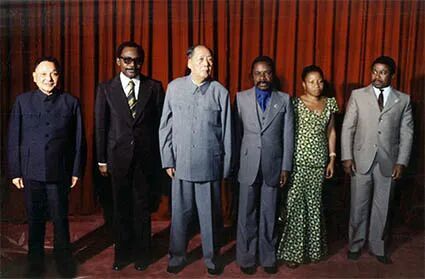 1974年10月6日,毛泽东在武昌会见加蓬总统邦戈,邓小平陪同会见。