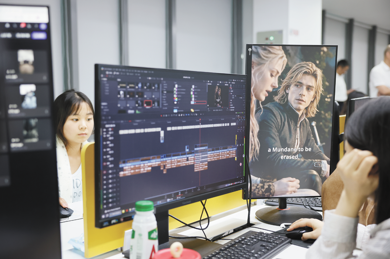 浙江嘉兴一家短剧制作公司正在进行剧本打磨、AI后期制作等工作。(视觉中国)