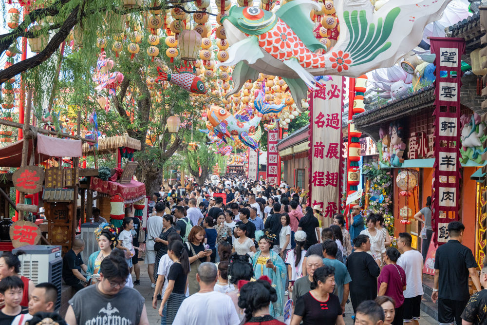 7月31日,游客在河北省唐山市丰南区河头老街景区赏景游玩。新华社发(李秀清摄)