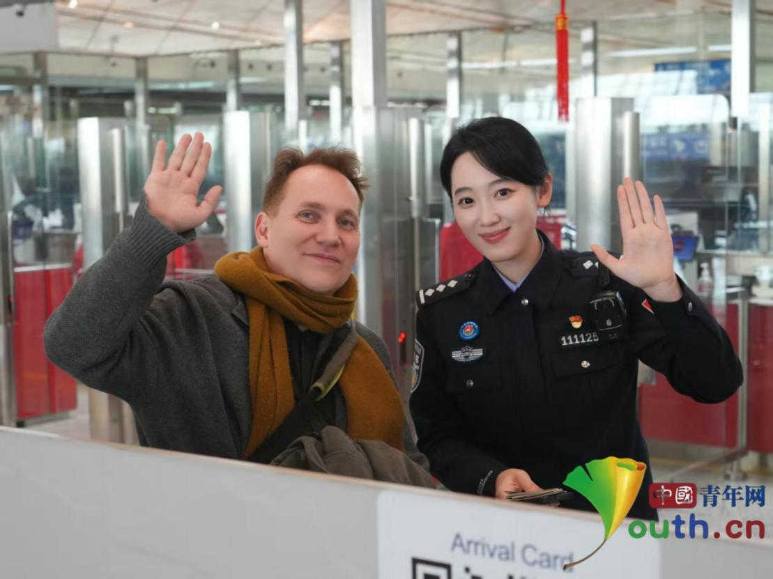 刘婷服务外国旅客。中国青年网通讯员 任申 摄