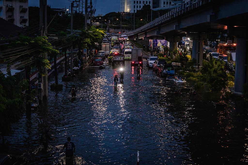 27日,泰国曼谷,强降雨过后街道被洪水淹没。(视觉中国)