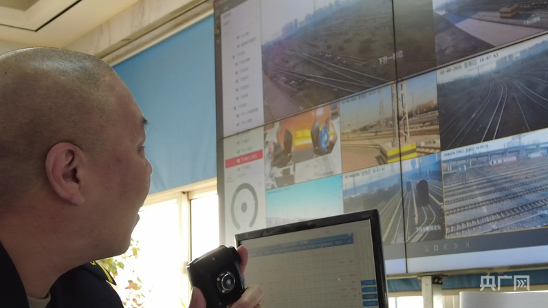 陈宏涛发布调车作业指令（央广网记者 韩雨晨 摄）