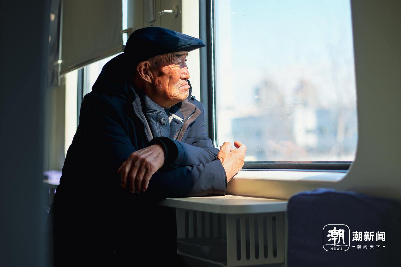 列车上看风景的大爷。谢春晖/摄