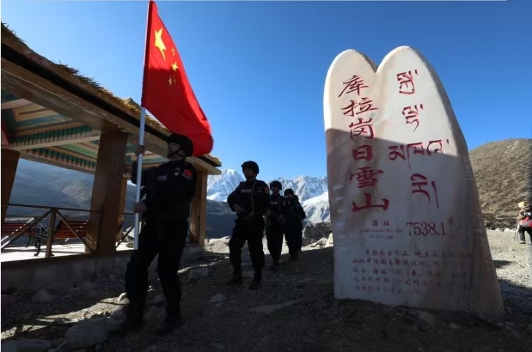 色边境派出所民警在库拉岗日景区开展巡逻 蒋美林摄