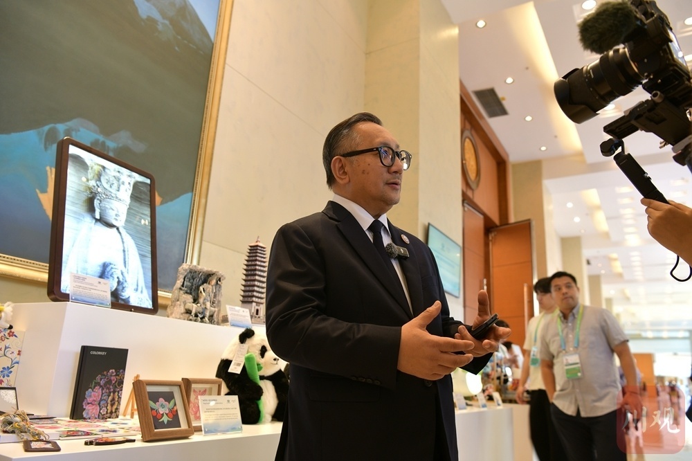 外籍嘉宾在展览现场参与互动并接受采访