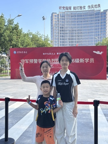 海南707分女生到空军预警学院报到,父亲是南沙老兵,她说“想在比普通岗位更近的位置上报效祖国”_凤凰网