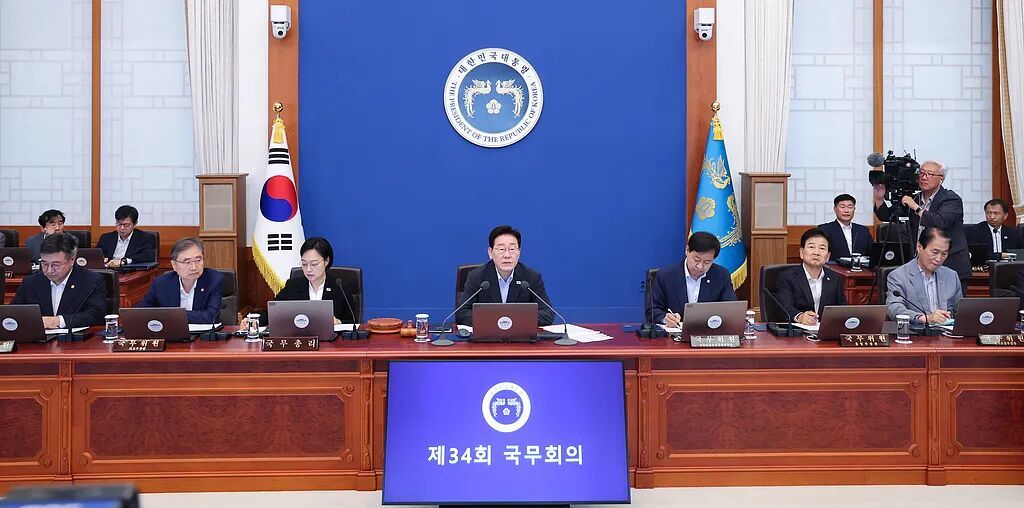 当地时间2026年8月4日,韩国总统李在明在青瓦台主持国务会议。图/视觉中国