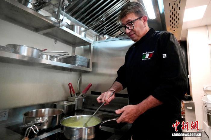 7月30日,尼古拉在重庆展示意大利美食制作过程。景诗雁 摄