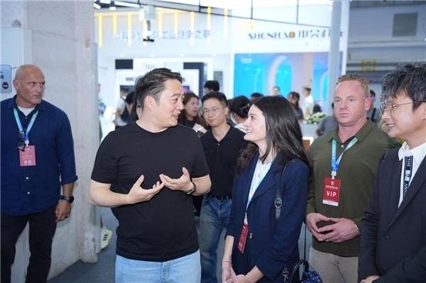 黄仁勋之女黄敏珊来华:现身北京2026世界机器人大会
