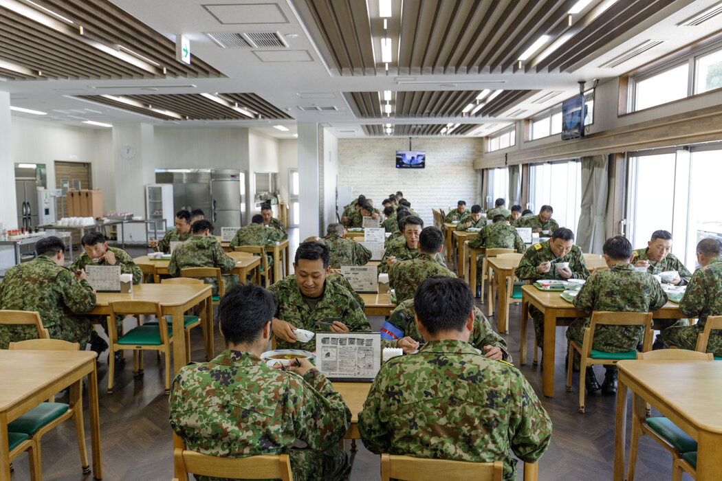 ▲日本自卫队在冲绳基地。(图源:纽约时报)