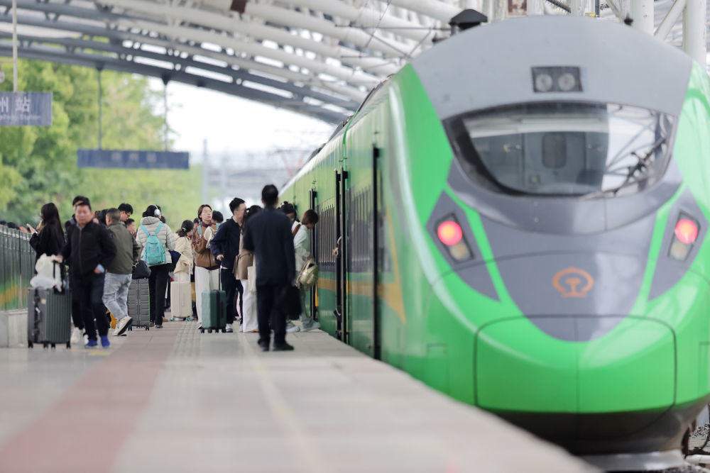 4月29日,旅客在江苏省扬州火车站准备登车出行。新华社发(孟德龙摄)